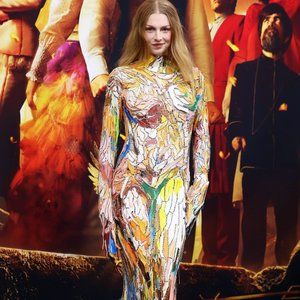 HungerGamesHunterSchafer~EmmaChamberlainINDIVIDUALIST STYLES AND A WORLD TO COME